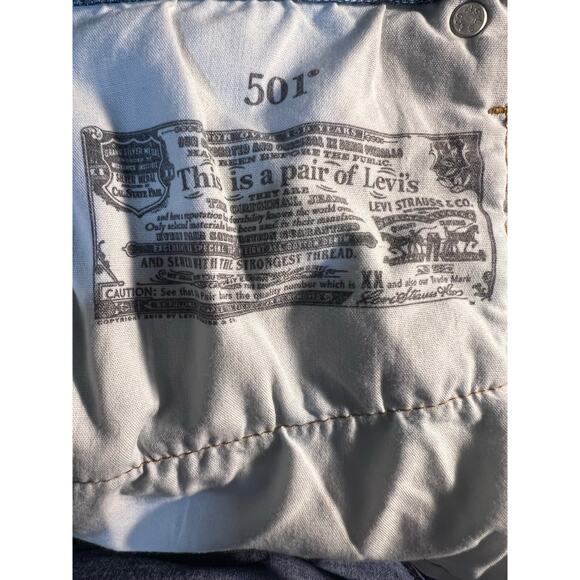 LEVI 501 5-pocket Button-fly Distressed Cut-off Denim Shorts Ladies Size W31 - Picture 5 of 6